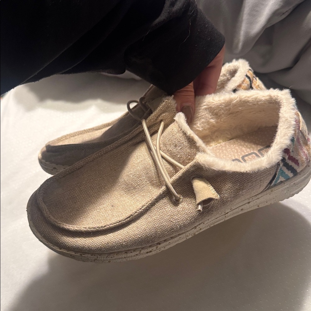 Women’s fuzzy hey dudes size 6
